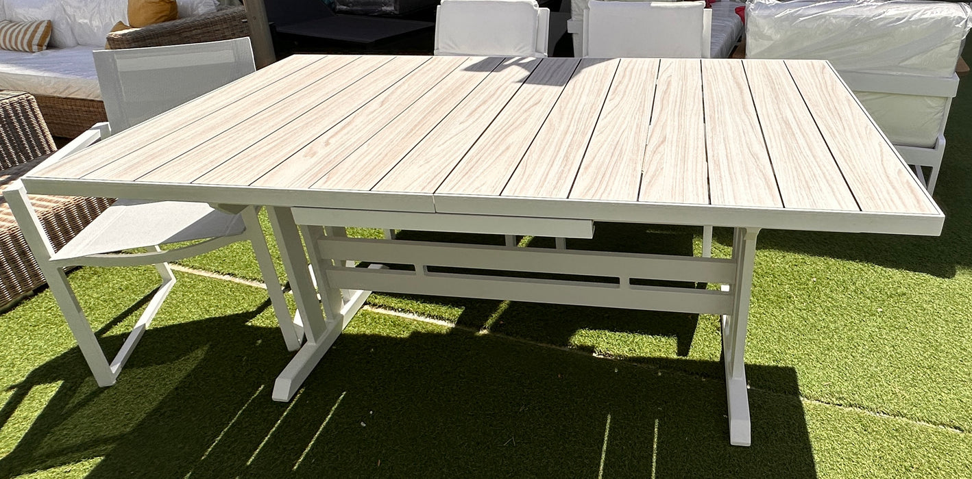 Malibu Dining Table extendable/sliding